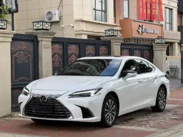 2025 Lexus ES с пробегом 20 000 км