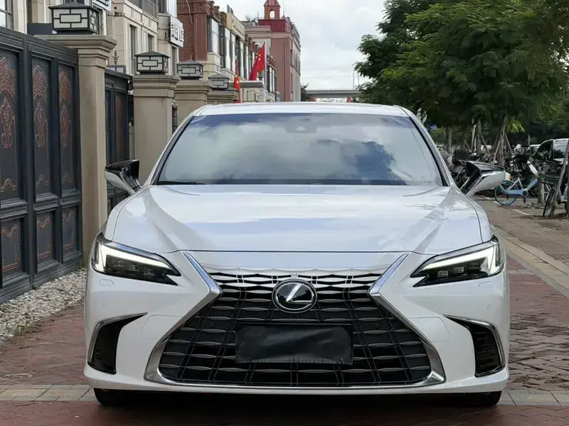 2025 Lexus ES с пробегом 20 000 км