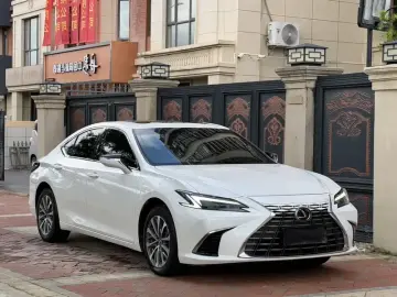 2025 Lexus ES с пробегом 20 000 км