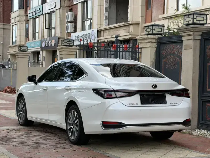 2025 Lexus ES с пробегом 20 000 км