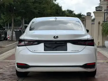 2025 Lexus ES с пробегом 20 000 км