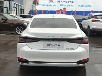 2025 Lexus ES с пробегом 30 000 км