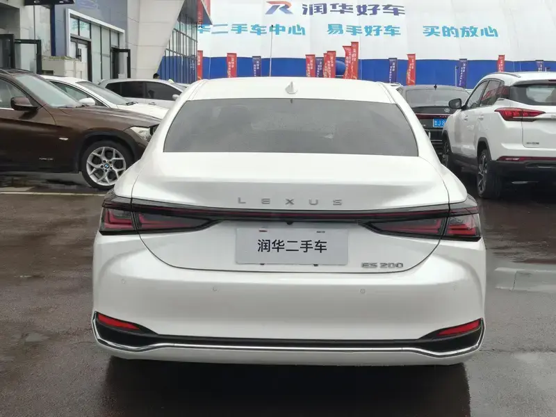 2025 Lexus ES с пробегом 30 000 км