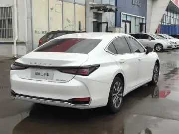 2025 Lexus ES с пробегом 30 000 км