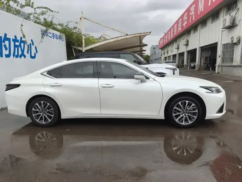 2025 Lexus ES с пробегом 30 000 км