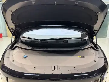 2025 Li Auto (Lixiang) i8 с пробегом 11 000 км
