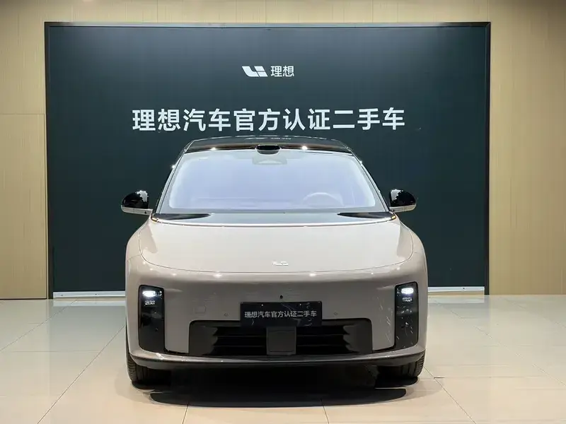 2025 Li Auto (Lixiang) i8 с пробегом 13 000 км