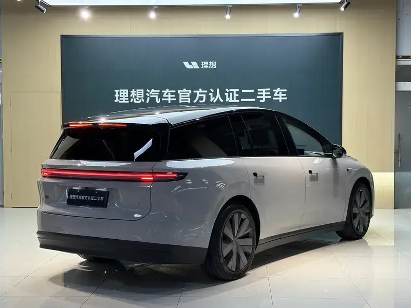 2025 Li Auto (Lixiang) i8 с пробегом 13 000 км