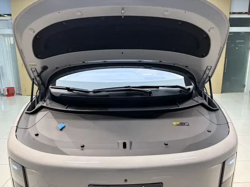 2025 Li Auto (Lixiang) i8 с пробегом 13 000 км