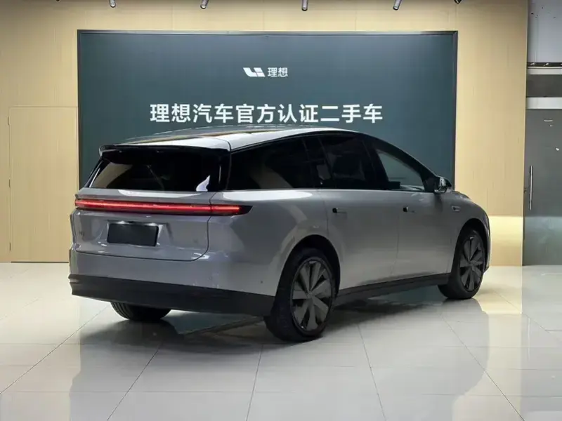 2025 Li Auto (Lixiang) i8 с пробегом 9 500 км