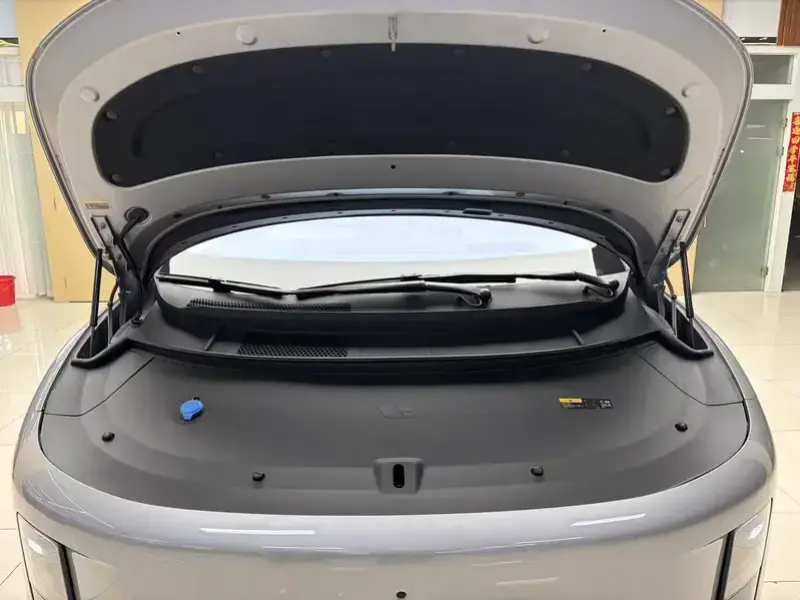 2025 Li Auto (Lixiang) i8 с пробегом 9 500 км
