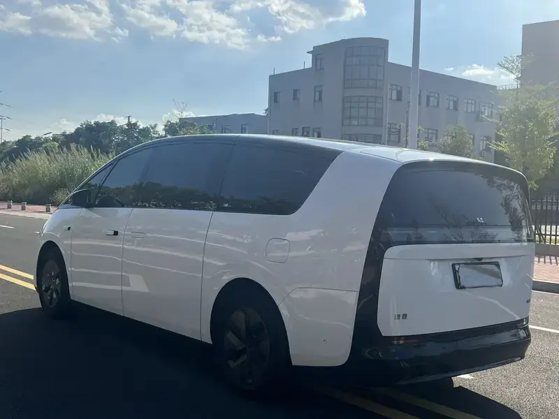 2025 Li Auto (Lixiang) Mega с пробегом 6 000 км