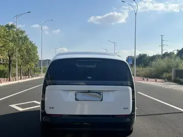 2025 Li Auto (Lixiang) Mega с пробегом 6 000 км