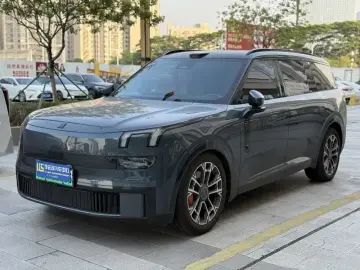 Lynk & Co 900