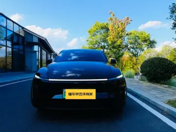 2025 Tesla Model Y с пробегом 27 000 км