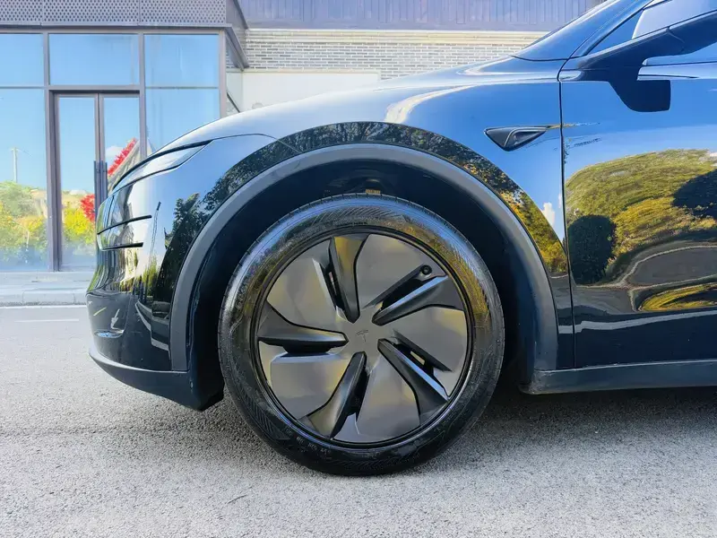 2025 Tesla Model Y с пробегом 27 000 км