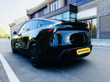 2025 Tesla Model Y с пробегом 27 000 км