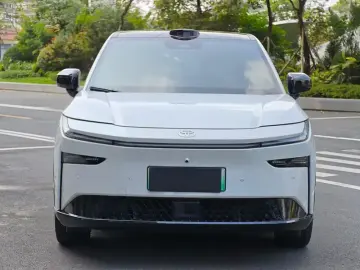 2025 Toyota bZ3X с пробегом 12 000 км
