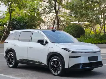 2025 Toyota bZ3X с пробегом 12 000 км