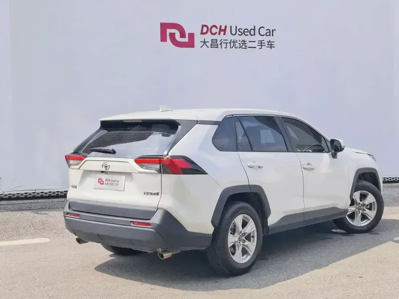 2024 Toyota RAV4 с пробегом 24 000 км