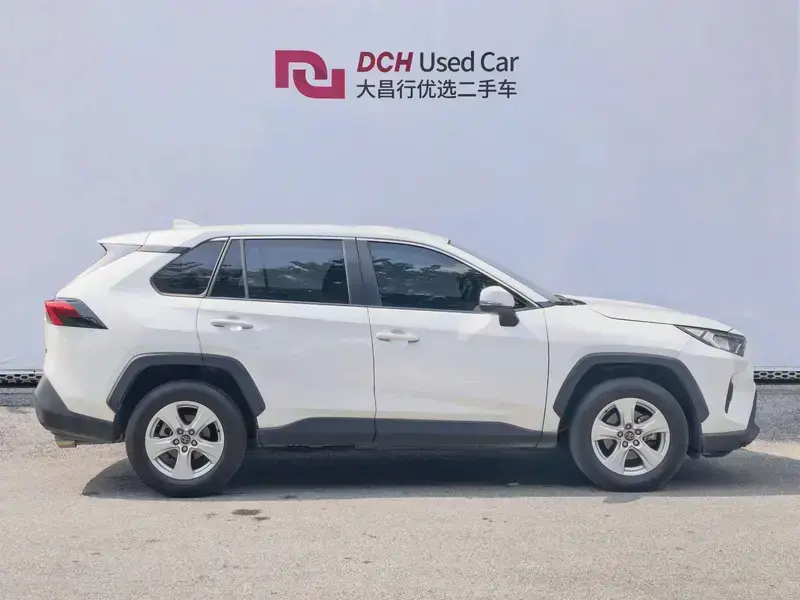 2024 Toyota RAV4 с пробегом 24 000 км