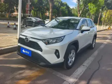2024 Toyota RAV4 с пробегом 9 000 км