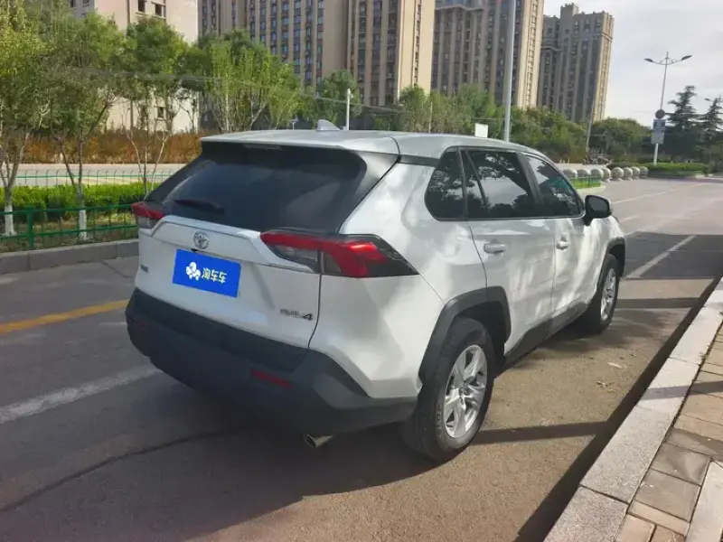 2024 Toyota RAV4 с пробегом 9 000 км