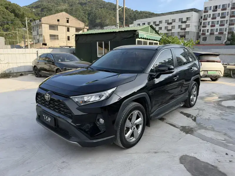 2023 Toyota RAV4 с пробегом 45 100 км
