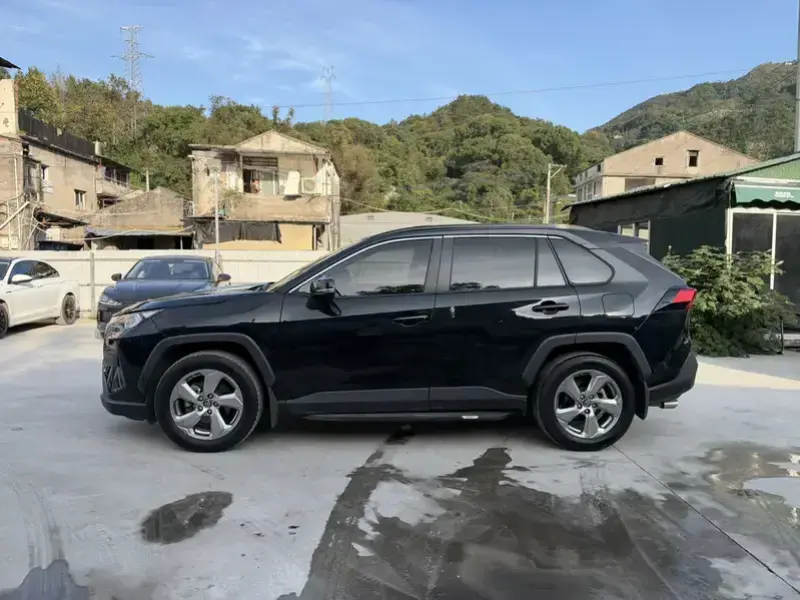 2023 Toyota RAV4 с пробегом 45 100 км