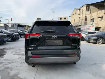 2023 Toyota RAV4 с пробегом 45 100 км