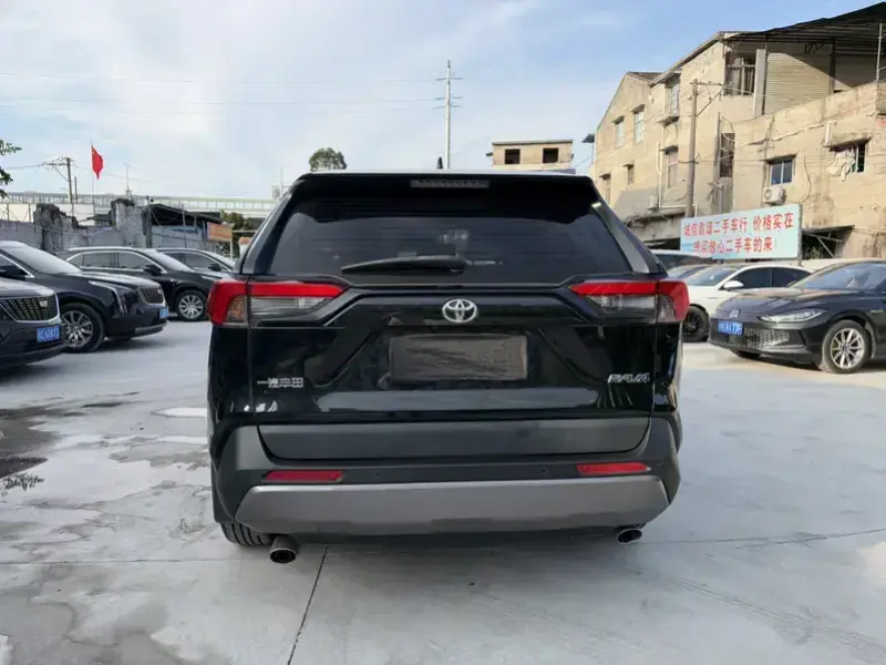 2023 Toyota RAV4 с пробегом 45 100 км