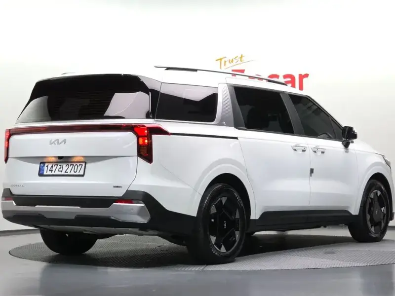 2025 Kia Carnival с пробегом 13 928 км