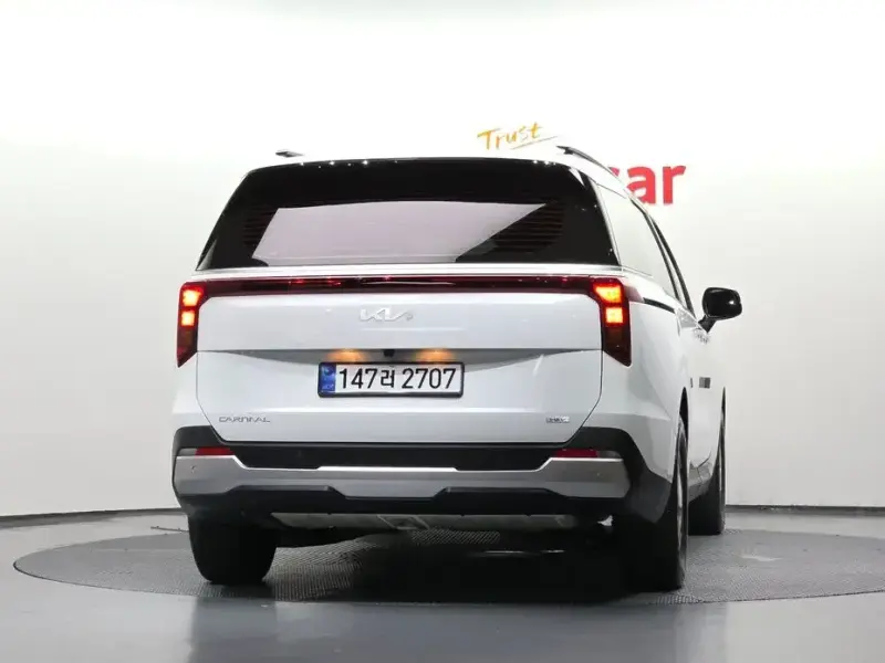 2025 Kia Carnival с пробегом 13 928 км