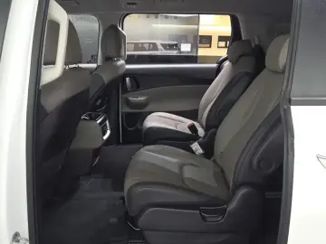 2025 Kia Carnival с пробегом 13 928 км