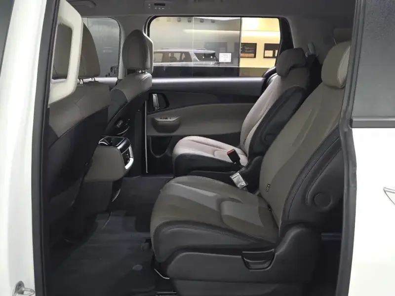 2025 Kia Carnival с пробегом 13 928 км