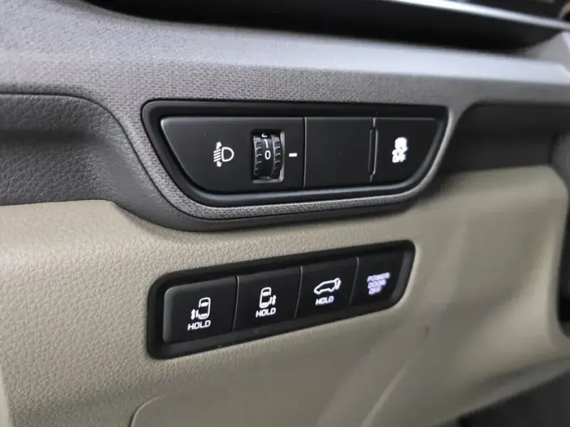 2025 Kia Carnival с пробегом 13 928 км