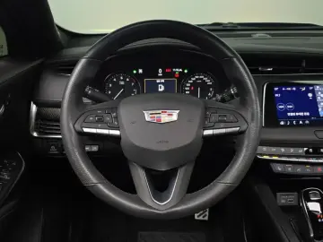 2023 Cadillac XT4 с пробегом 30 654 км
