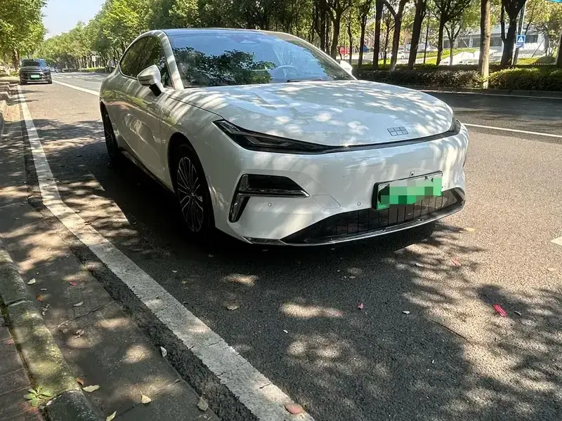 2025 Geely Galaxy Xingyao 8 с пробегом 25 000 км