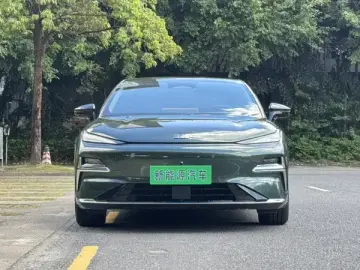 2025 Geely Galaxy Xingyao 8 с пробегом 24 000 км