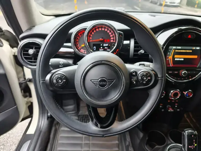 2018 Mini MINI с пробегом 82 900 км