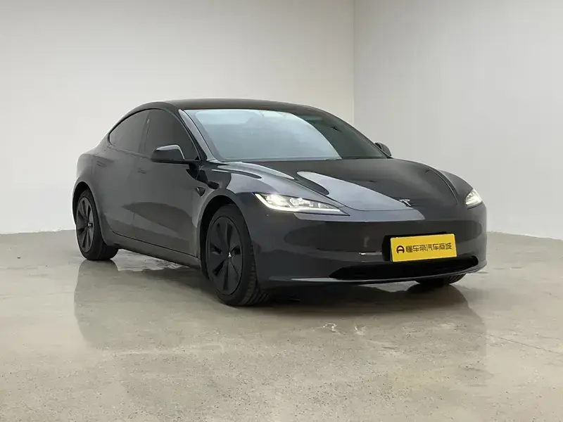 2025 Tesla Model 3 с пробегом 11 900 км