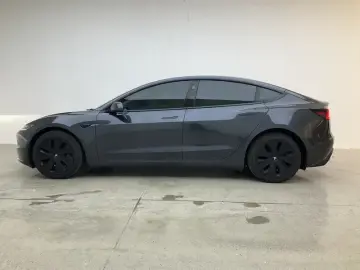 2025 Tesla Model 3 с пробегом 11 900 км