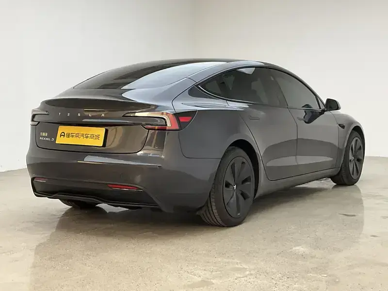 2025 Tesla Model 3 с пробегом 11 900 км