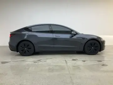 2025 Tesla Model 3 с пробегом 11 900 км