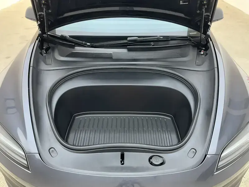 2025 Tesla Model 3 с пробегом 11 900 км