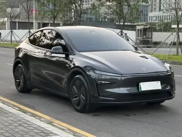 2025 Tesla Model Y с пробегом 13 600 км