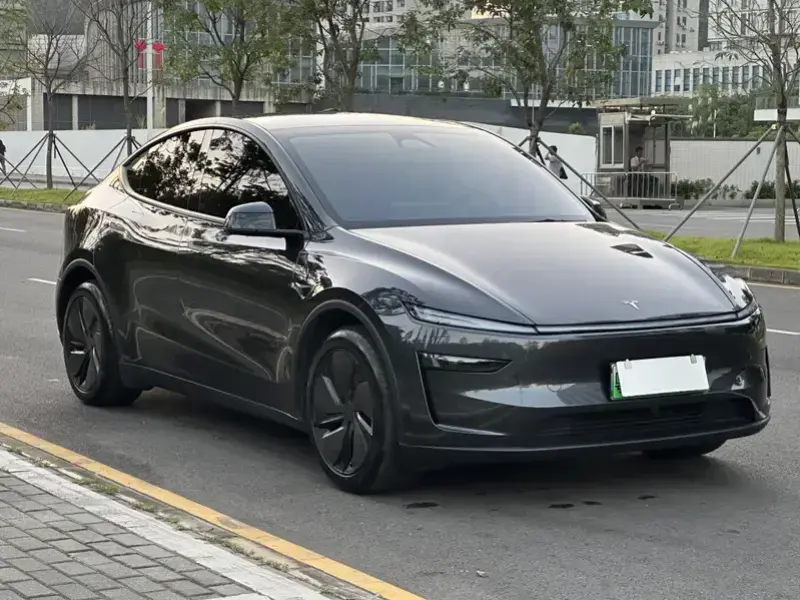 2025 Tesla Model Y с пробегом 13 600 км