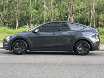 2025 Tesla Model Y с пробегом 13 600 км