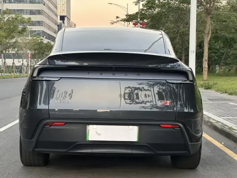 2025 Tesla Model Y с пробегом 13 600 км