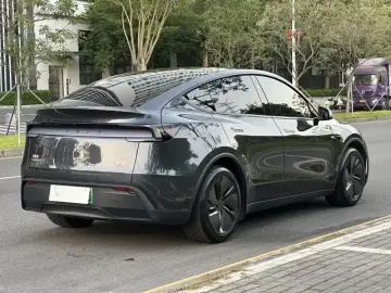 2025 Tesla Model Y с пробегом 13 600 км